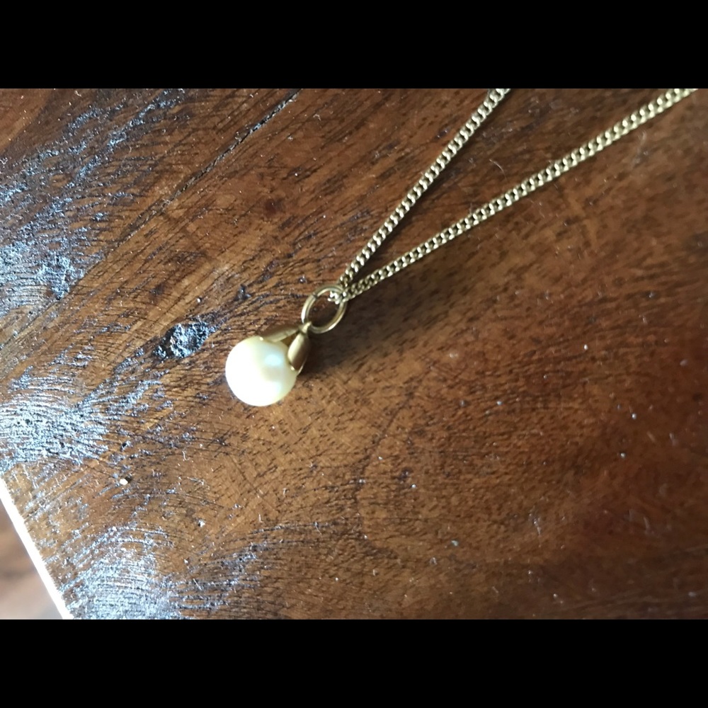 Golden Necklace w/ Pearl